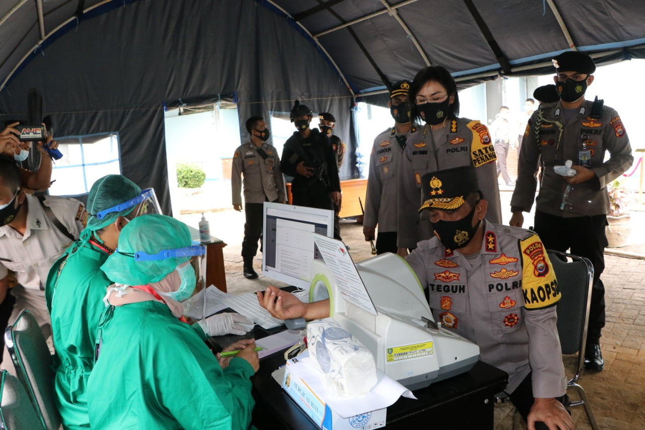Kapolda Teguh Jadi Orang Pertama Di Polda Bengkulu Yang di Suntikkan Vaksin