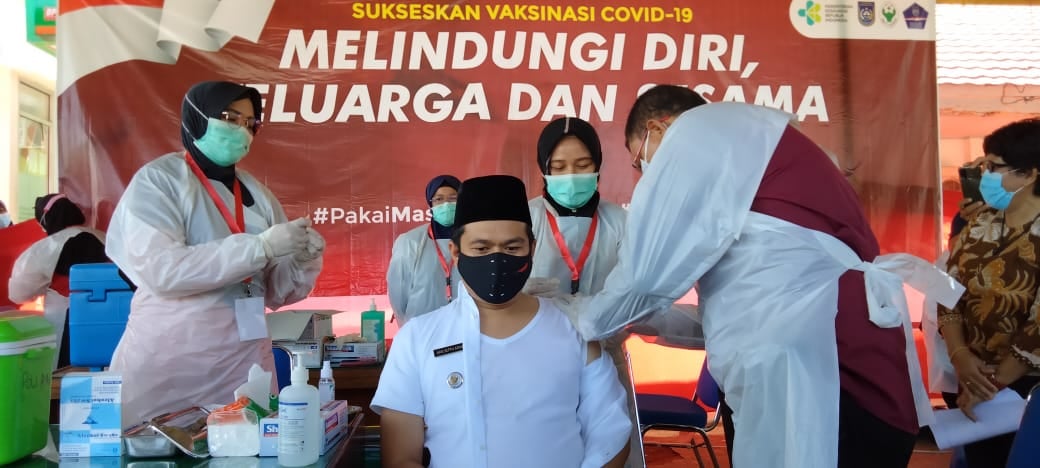 Yakinkan Warga Bengkulu Utara, Wabup Arie Jalani Vaksinasi COVID-19