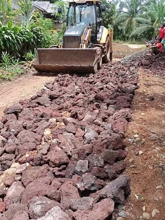 Tak Tersentuh Sejak Orde Baru, Warga Dua Desa Swadaya Bangun Jalan