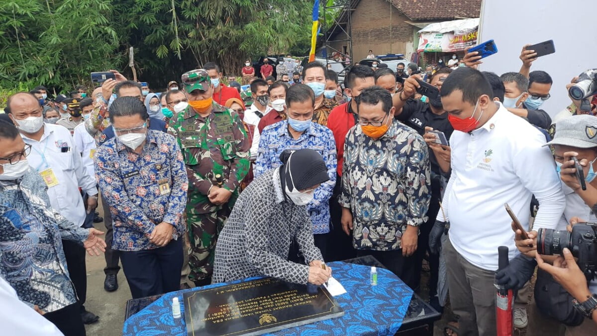 Mensos Tri Rismaharini Resmikan Jalan dan 16 MCK yang Dibangun SMSI