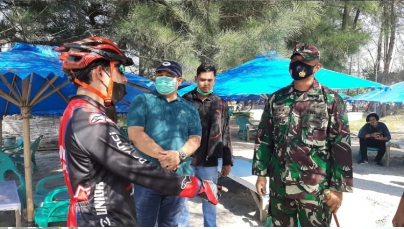 Jumat Pagi, Dedy dan Danlanal Bersihkan Pantai