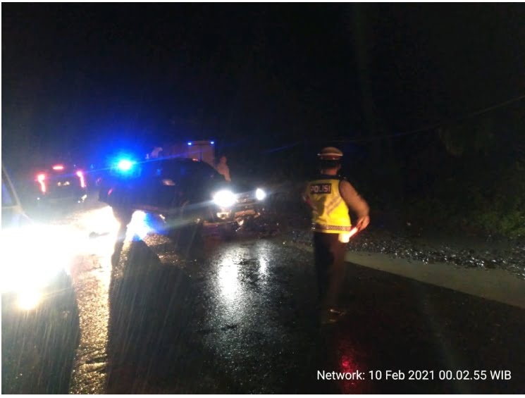 Hilang Kendali Saat Hujan Lebat, Pajero “Nyungsep”