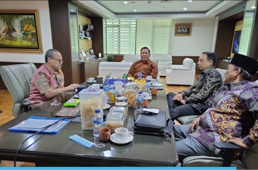 Wakil Walikota Bengkulu Berikan Proposal PJU-TS dan Rooftop Ke KESDM RI