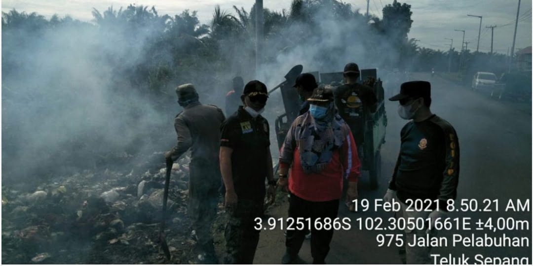 Warga Kelurahan Sumber Jaya Tertangkap Basah Buang Sampah Sembarangan