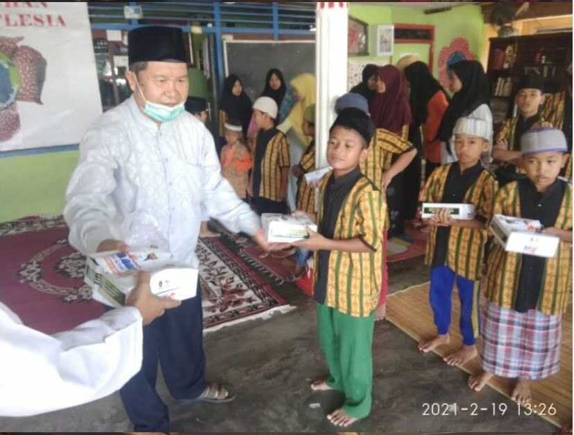 Baznas “Jumat Berkah” Bagikan Makanan Untuk Fakir Miskin