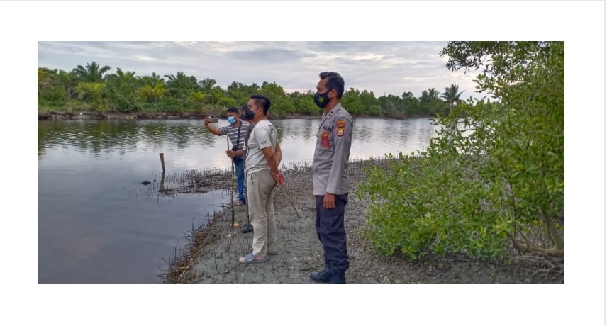 Polsek Kampung Melayu dan Warga Evakuasi Mayat Pria Tanpa Busana
