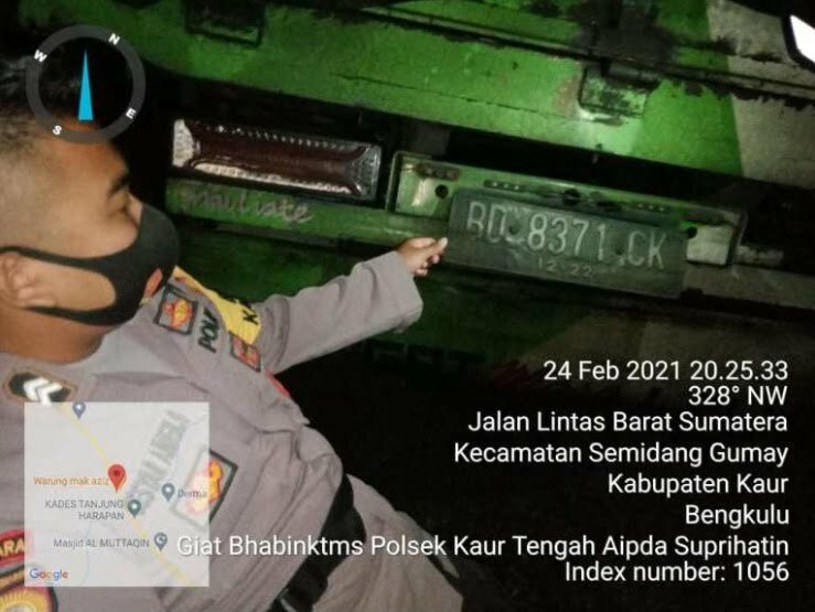 Tak Kuasa Mengelak Sapi, Truk Muatan Pakan Hantam Warung