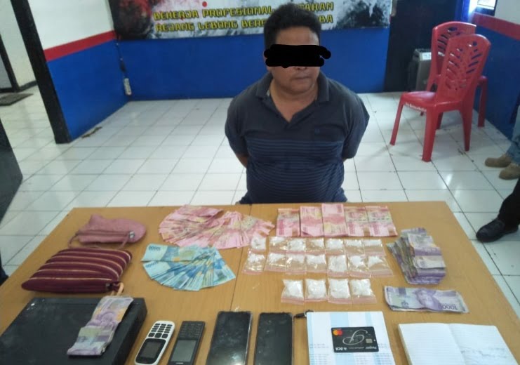 Disaksikan Kepala Desa, Polres RL Tangkap Bandar Narkoba