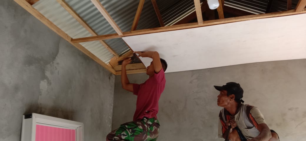 Progres Rehab RTLH, Satgas TMMD Pasang Plafon Rumah Andre