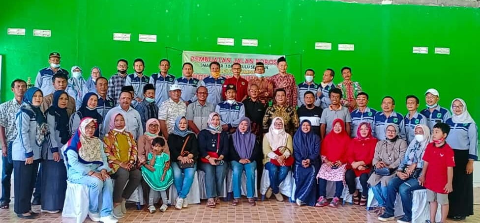Sumbangsih Alumni Angkatan ’91 SMAN 1 BS Bangun Jalan Poros di Komplek Sekolah