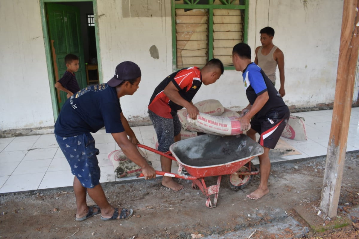 Serda Jonhanes Mendistribusikan Bahan Matrial ke Sasaran Fisik TMMD