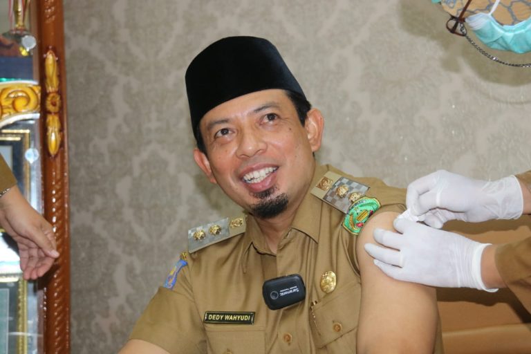 Wawali dan Sesda Jalani Vaksin Tahap ll, Dedy: Masyarakat Jangan Ragu