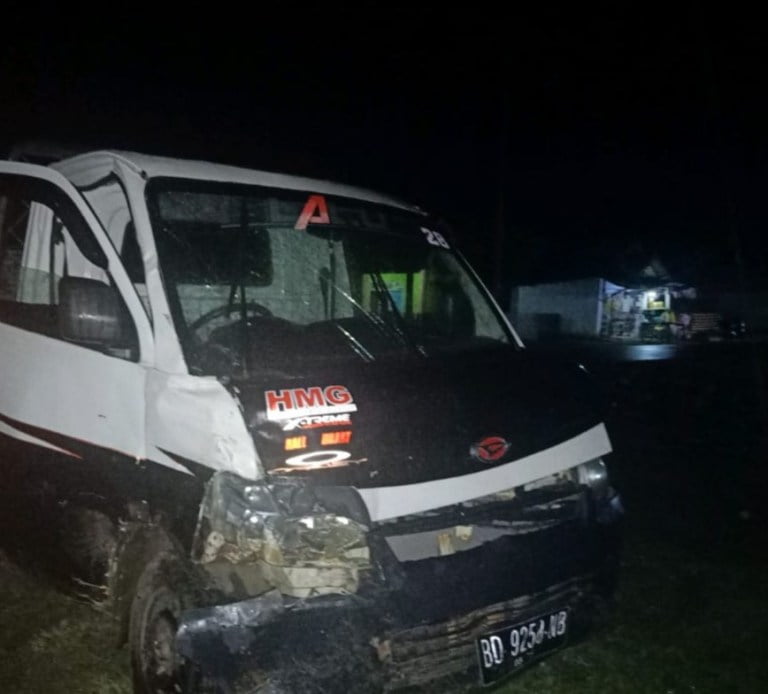 Hilux Hilang Kendali di Tikungan Hajar Grand Max