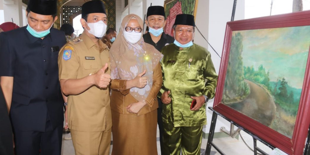 Pemkot Wadahi Seniman Seni Rupa Pasarkan Karyanya di Alun-alun Berendo
