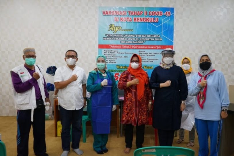 Pegawai Diskominfosan Kota Bengkulu dan Wartawan di Vaksin