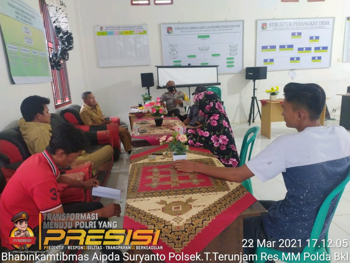 Bhabinkatibmas mediasi Perseteruan 2 Petani Soal Batas Tanah Kebun