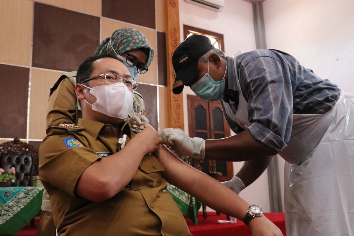 Terima Vaksinasi Pertama, Bupati Sapuan Himbau Masyarakat Jangan Takut