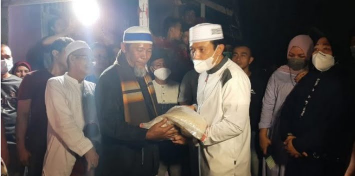 Wawali Langsung Beri Bantuan kepada Imam Masjid yang Rumahnya Terbakar Usai Tarawih