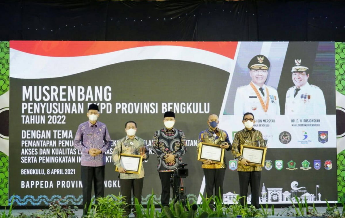 Bupati Sapuan Terima Penghargaan Terbaik ke 3 Penyusunan RKPD 2022