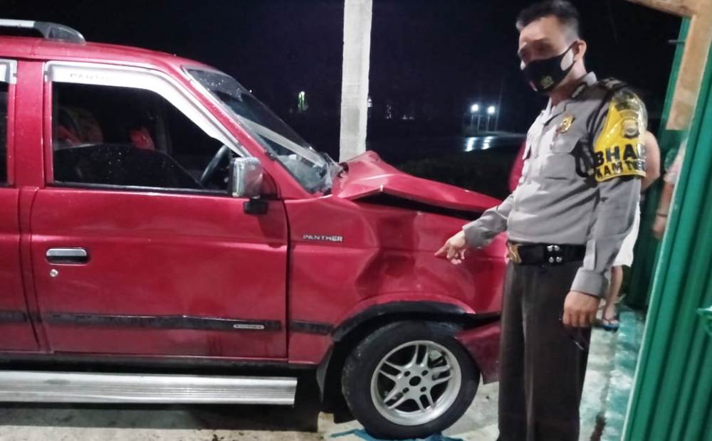 Mobil Warga Nganjuk Rusak Berat Usai Tabrak Sapi
