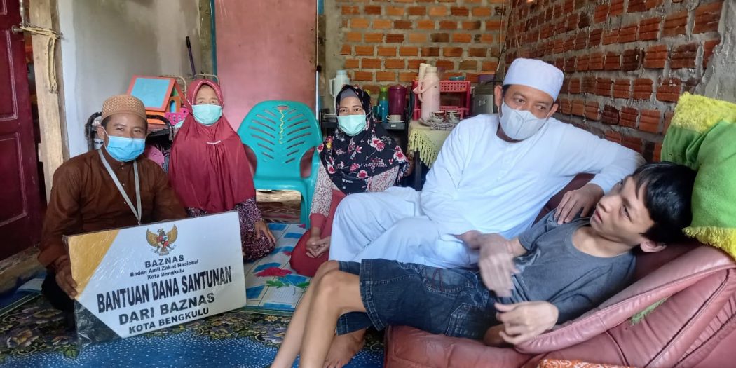 Dedy Serahkan Bantuan Baznas Kepada Warga Benteng