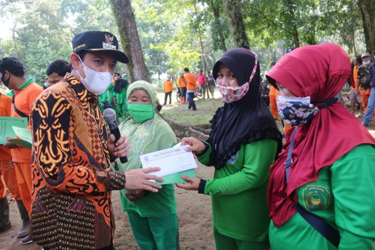 Wawali Serahkan Gaji 299 PTT DLH Dari Januari Hingga Maret