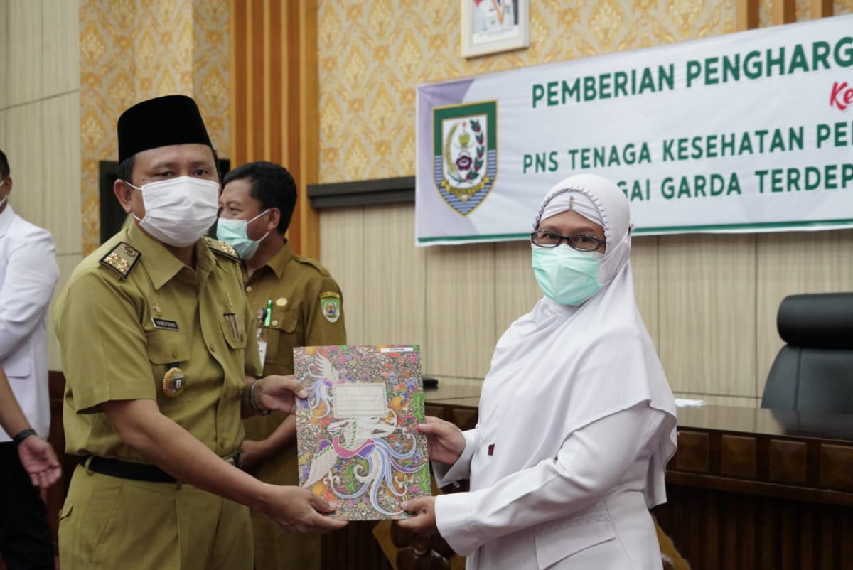 Sejumlah Nakes Covid-19 Dapat Penghargaan Kenaikan Pangkat