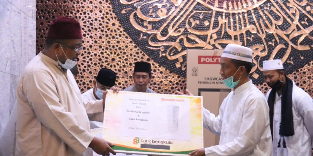 Masjid At-Taqwa Terima Bantuan Mesin Cuci dan Showchase