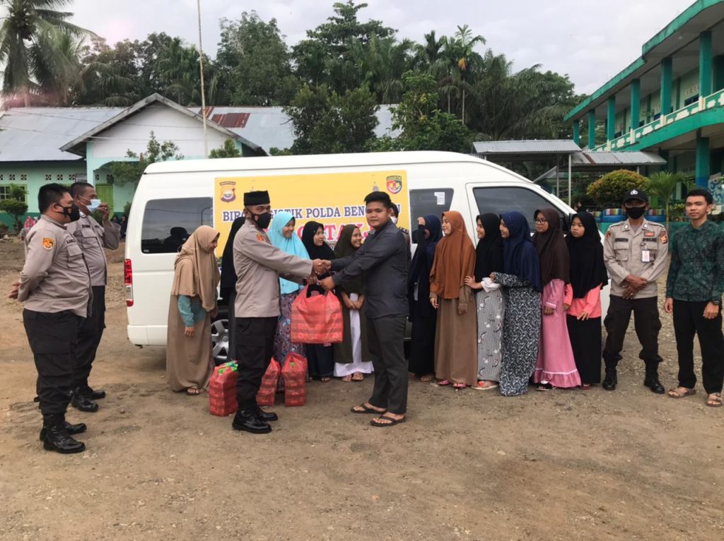 Bagikan Takjil Polda Bengkulu Peduli Sesama di Bulan Ramadhan
