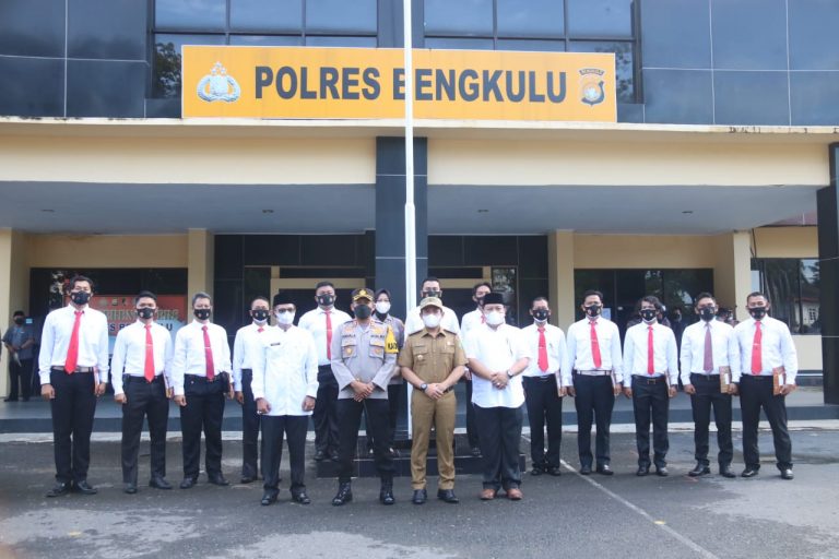 Wawali Dedy Berikan penghargaan kepada 10 Anggota Sat Reskrim Narkoba