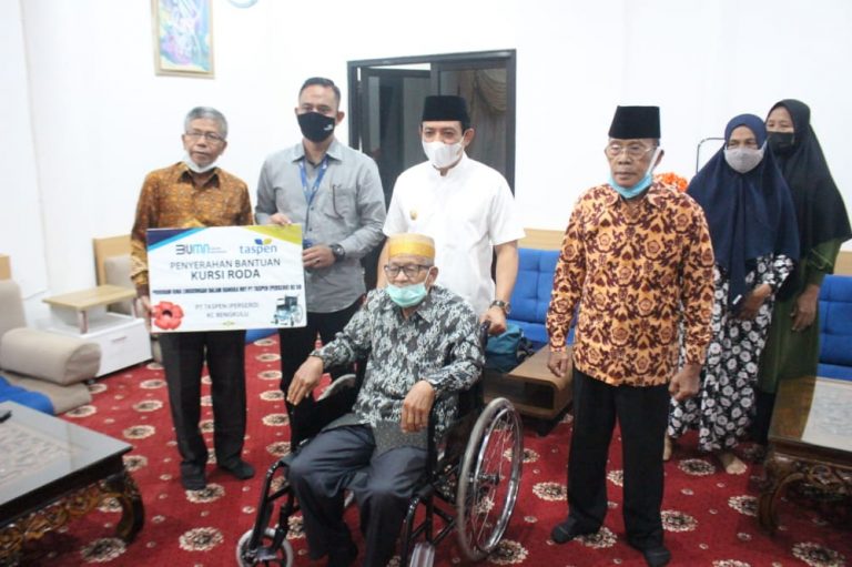 Pemkot Bengkulu dan PT Taspen Berikan 10 Unit Kursi Roda Untuk Pensiunan