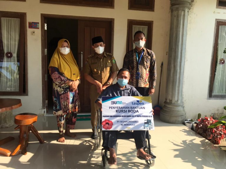 PT Taspen Peduli, Wawali Bengkulu Serahkan Langsung Kursi Roda Kepada Pensiunan PNS