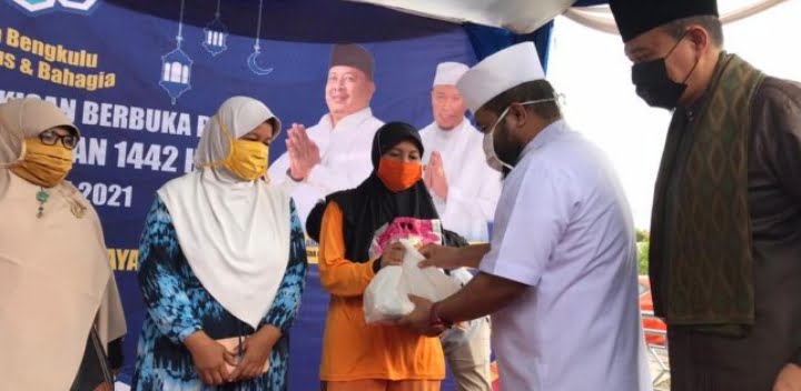 Walikota Helmi dan PDAM Tirta Hidayah Bagi-bagi Keberkahan 1000 Bingkisan