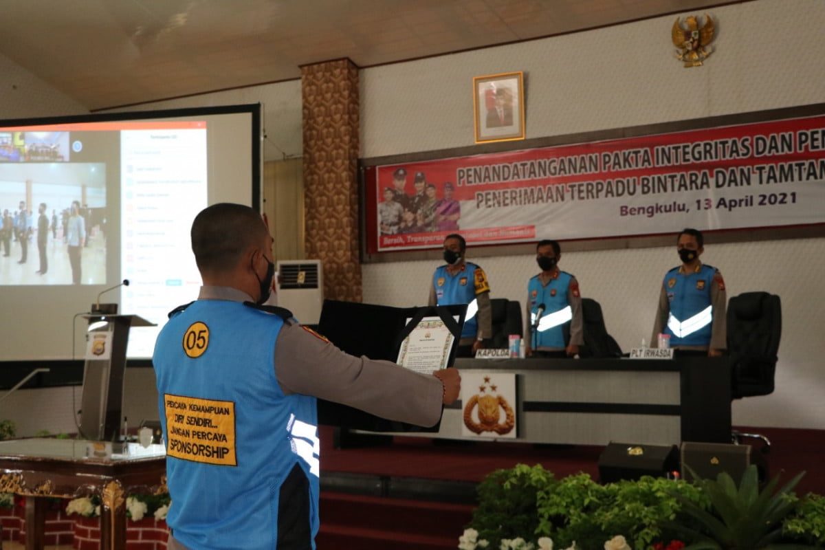 Kapolda Teguh Tandatangani Pakta Integritas Penerimaan Anggota Polri