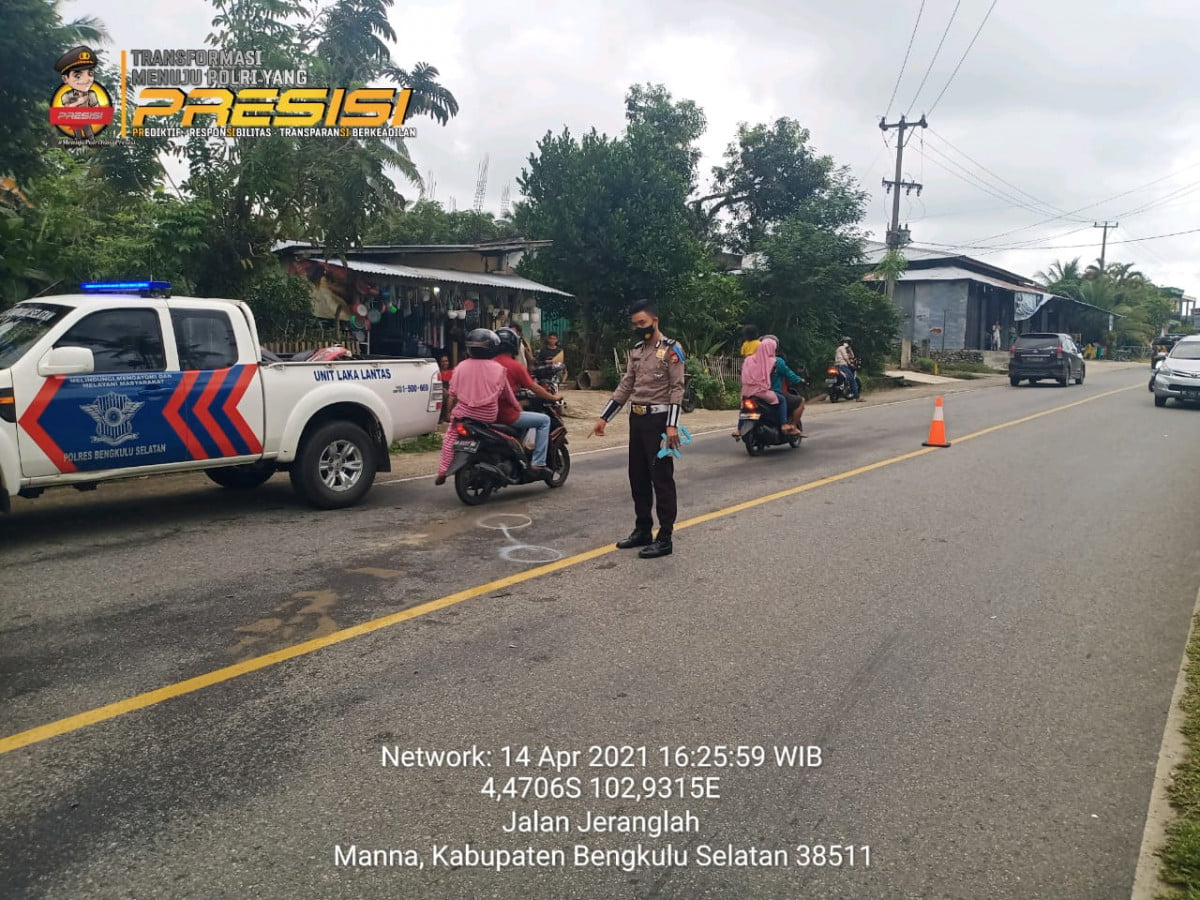 Kurang Perhitungan Saat Menyalip, Supra Menghantam Ertiga