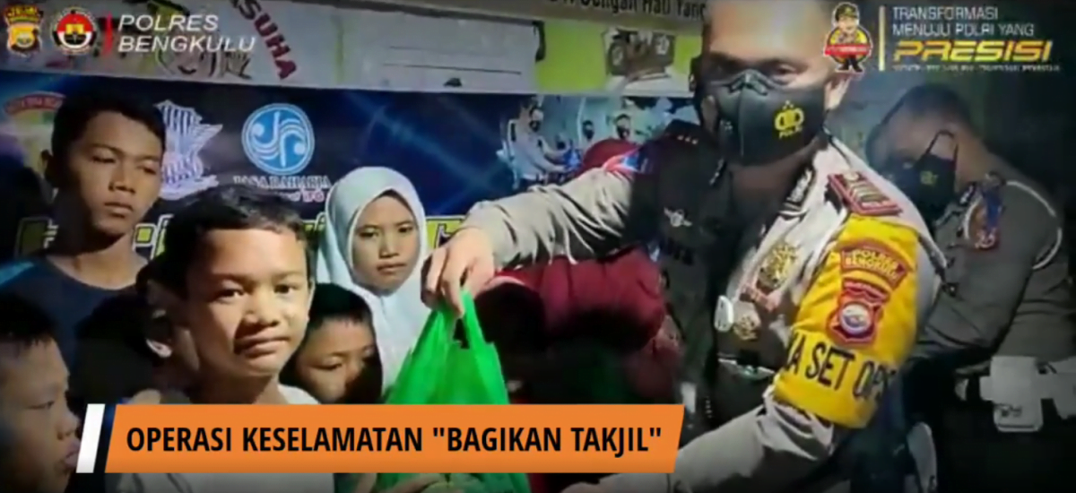 Polres Bengkulu Bagikan Takjil Sembari Sosialisasi Larangan Mudik