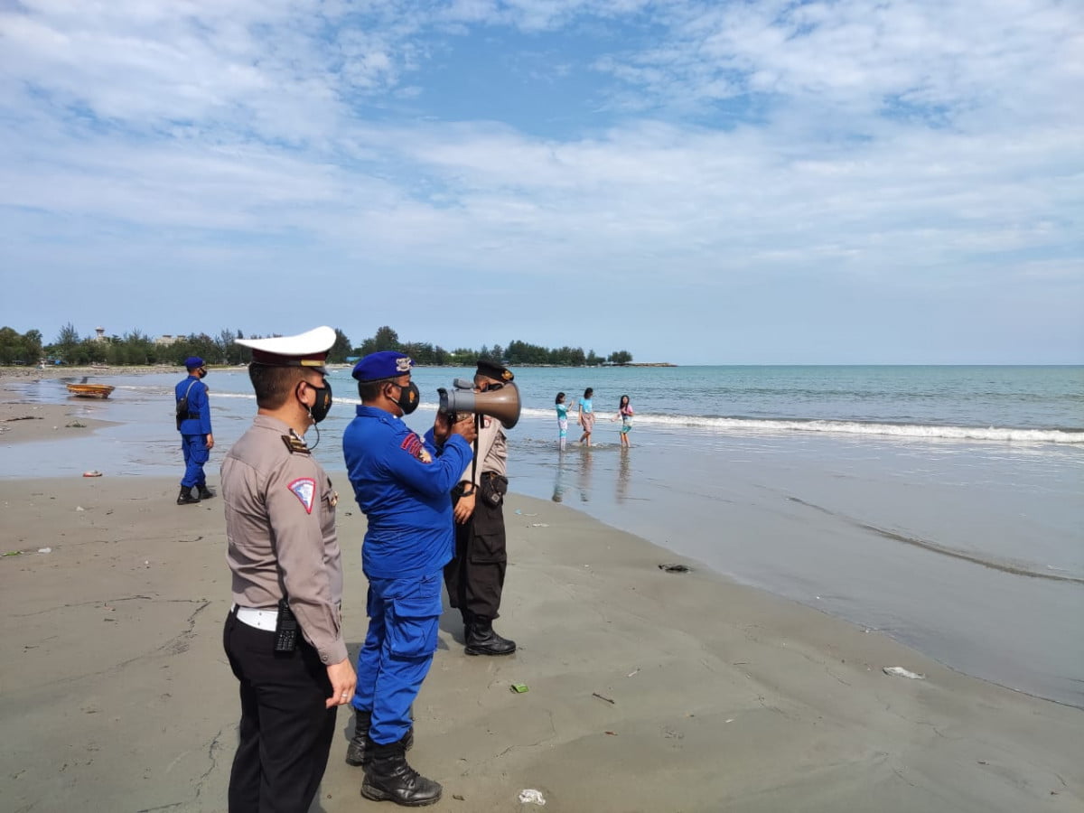 Polairud Siaga Pantai Aktivitas Warga di Pantai Zakat