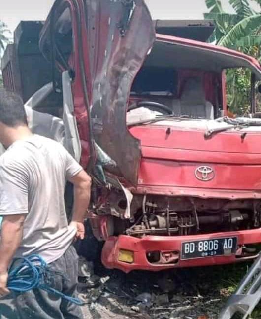Tragis…Insiden Kecelakaan Dump Truck di Pondok Kelapa ada Yang Terjepit