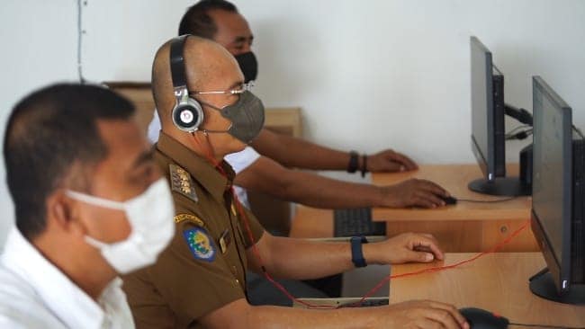 Ikuti Prosedur Bupati Bengkulu Selatam Urus SIM Sendiri