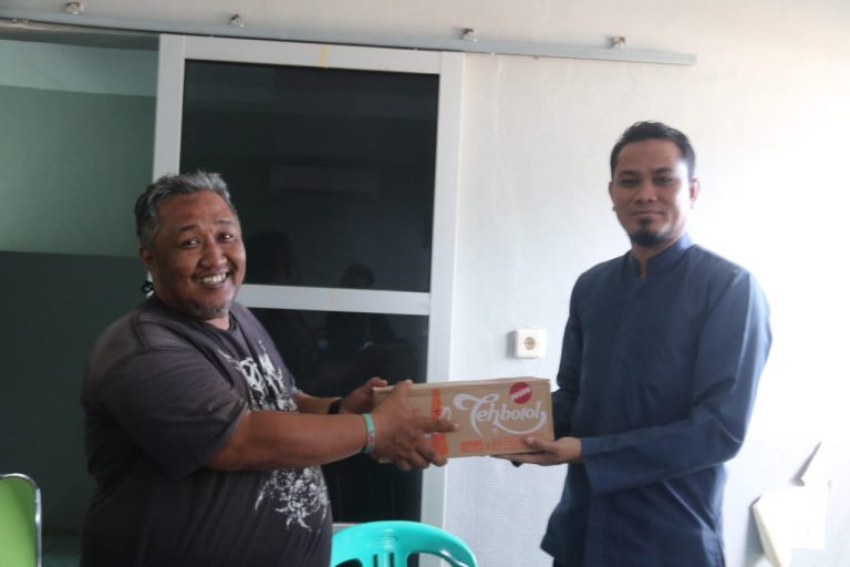 Pejabat Kominfosan Berbagi Paket Minuman Untuk Seluruh Staf dan PTT