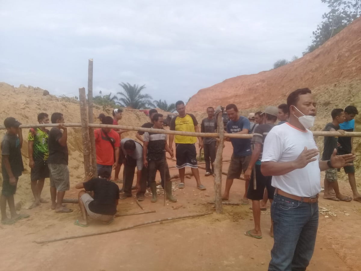 Gara-gara Biaya Angkut Turun, Warga Talang Sali Portal Jalan PT MSS