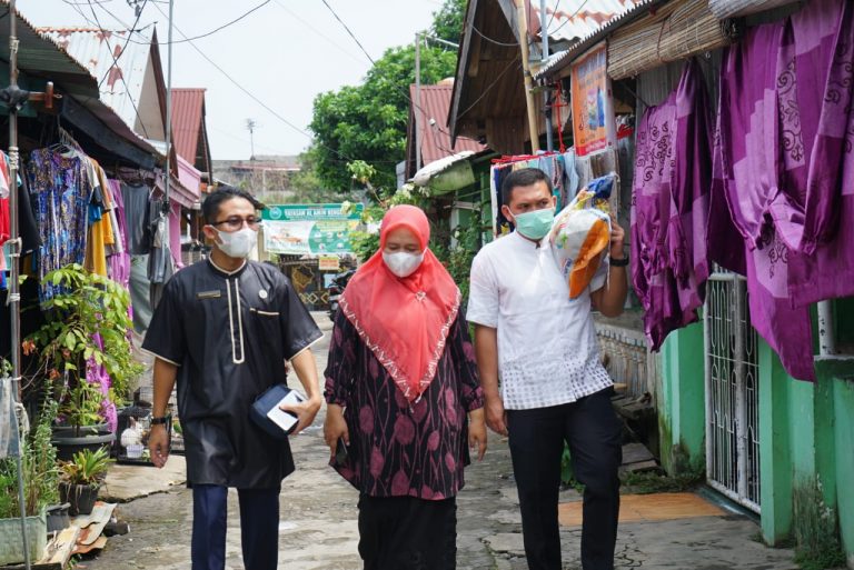 Terketuk Hati, DWP dan Pegawai Dinas Kominfosan Kota Bengkulu Berbagi Sembako Untuk Kaum Duafa dan Anak Yatim