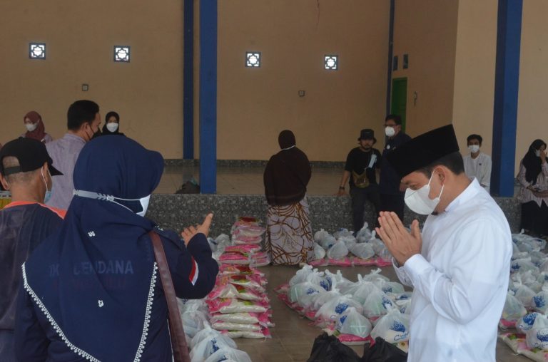 Wawali Dedy Apresiasi Ikatan Cendana Peduli SMA 5 Bagikan Sembako Untuk Masyarakat