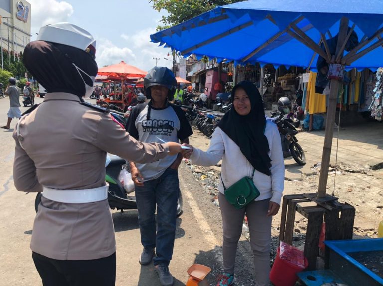 Satgas Ops Ketupat Bagi Masker di Pasar Minggu