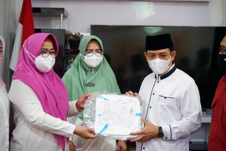 Pemkot Bengkulu Terima 320 Unit Baju Hazmat Dari Kawan Lama Foundation