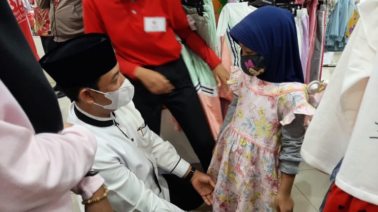 Wawali Dedy Temani Anak Yatim Belanja Baju Lebaran dan Juga Beri Uang Cash Tambahan