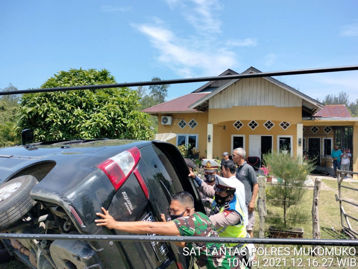 TNI-Polri dan Warga Bahu-Membahu Evakuasi Inova Yang Hilang Kendali