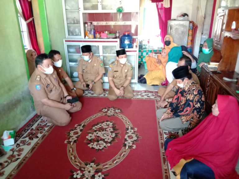 Wawali Dedy Besuk Warga Sakit Sekaligus Melepas Pengantaran ke RS di Padang