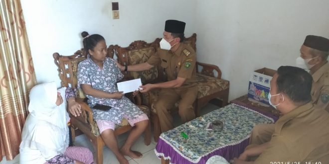 Warga Dusun Besar Sakit Gagal Ginjal, Dibesuk Lurah dan Camat Singaran Pati