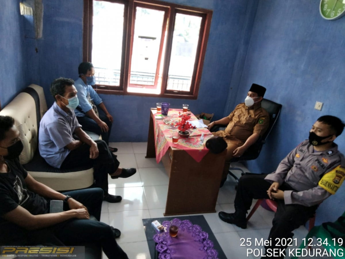Gelar Problem Solving Bersama Kades, Bhabinkamtibmas Polres BS Berhasil Damaikan Warga